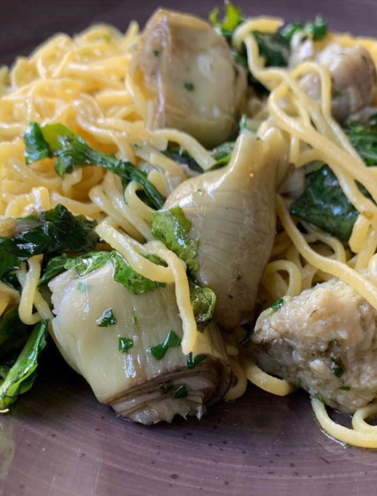 Tagliolini con alcachofines y rúcula